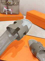 Bagsaaa Hermès Oran sandals in Etoupe epsom leather - 4