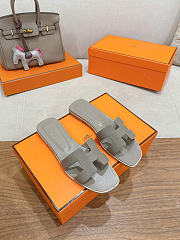 Bagsaaa Hermès Oran sandals in Etoupe epsom leather - 3