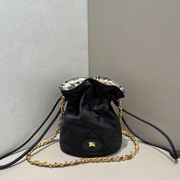 Bagsaaa Burberry Horseshoe Chain Pouch black - 19cm