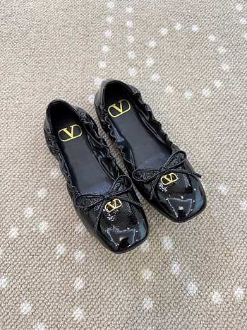 Bagsaaa Valentino Garavani VLogo Signature Patent Ballet Flats black