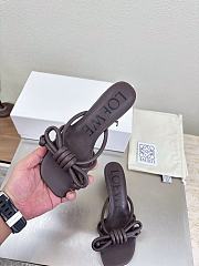 Bagsaaa Loewe Flamenco Knot sandal in lambskin dark brown - 2