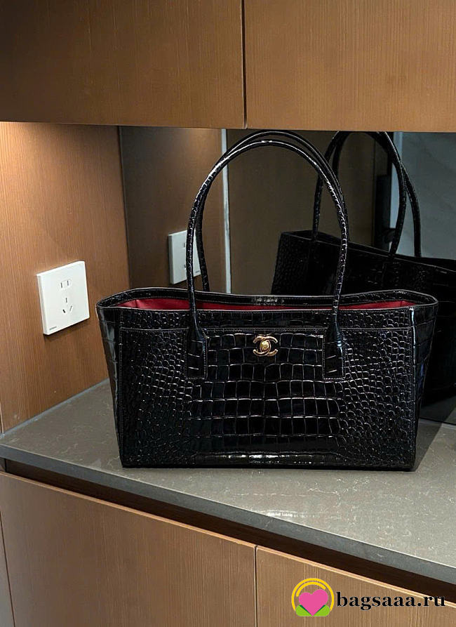 Bagsaaa crocodile-embossed Chanel Cerf or Executive tote bag in black - 40cm - 1