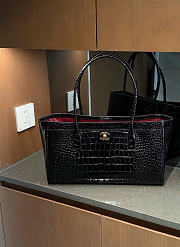 Bagsaaa crocodile-embossed Chanel Cerf or Executive tote bag in black - 40cm - 1