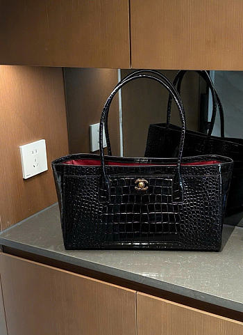 Bagsaaa crocodile-embossed Chanel Cerf or Executive tote bag in black - 40cm