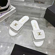 Bagsaaa Chanel quilted white lambskin sandals gold logo - 4