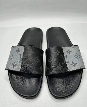Bagsaaa Louis Vuitton Waterfront slides gray & black