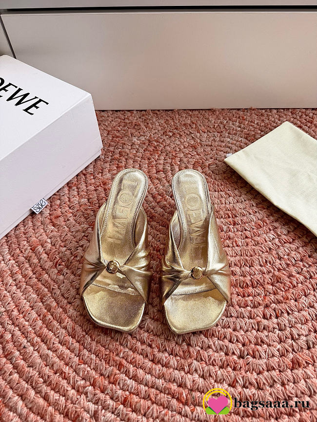 Bagsaaa Loewe Pebble Soft slide in laminated lambskin gold - 1