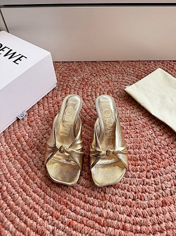 Bagsaaa Loewe Pebble Soft slide in laminated lambskin gold