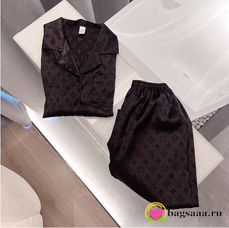 Bagsaaa Louis Vuitton black monogram print silk pajama set - 1