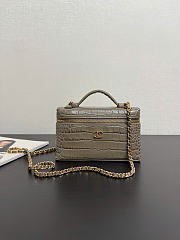 Bagsaaa Chanel Vanity Case in olive crocodile-embossed calfskin - 19.5cm - 1