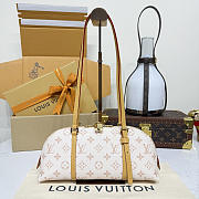 Bagsaaa LV M2A457 Squire East-West Monogram Dune - 29cm - 1