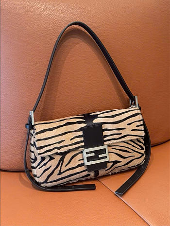 Bagsaaa Baguette® 26424 Tiger-print pony-effect leather Re Edition bag - 26cm