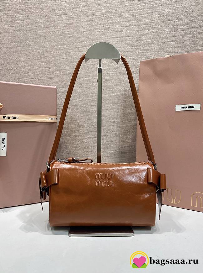 Bagsaaa Miu Miu Shiny leather pouch 5NE029 Palisander - 21cm - 1