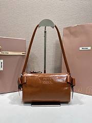 Bagsaaa Miu Miu Shiny leather pouch 5NE029 Palisander - 21cm - 1