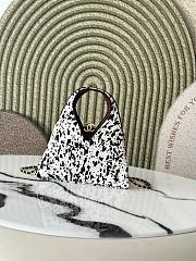 Bagsaaa Chanel Métiers d’art 2026 Small Tote White & Black AS6392 - 23cm - 1