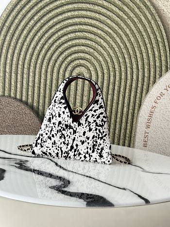 Bagsaaa Chanel Métiers d’art 2026 Small Tote White & Black AS6392 - 23cm